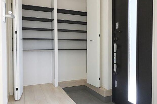 玄関を入ってすぐに収納があります♪