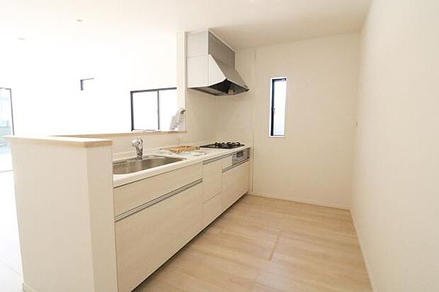 キッチンスペースもゆったり!うれしい浄水器付システムキッチン♪