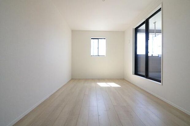 洋室8帖、ウォークインクローゼット付き♪バルコニーに出入りできます♪