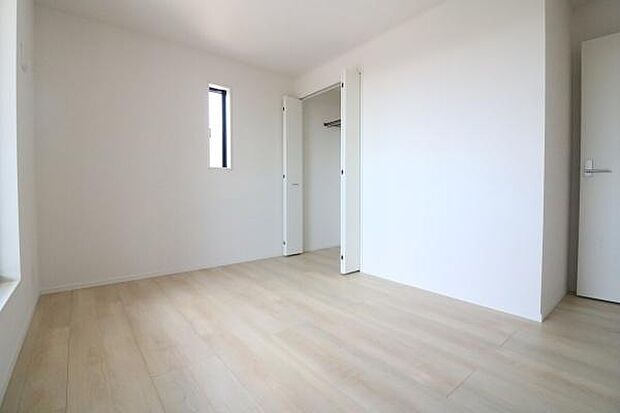 2階洋室6.5帖バルコニーに出入りできます♪