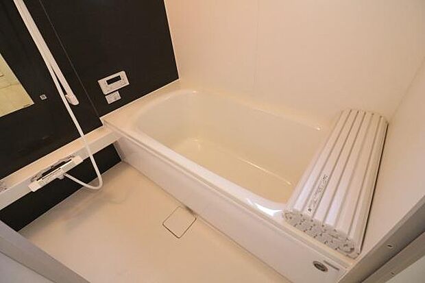 手足が伸ばせるゆとりの浴槽で一日の汗や疲れを流し、リラックスタイムを満喫できます。