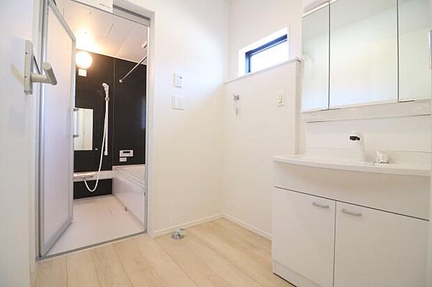 嬉しい三面鏡付き。朝の支度もストレスなくできますね♪