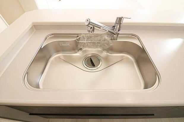 広めにつくられたシンク♪洗い物が多い日も安心のスペースです。