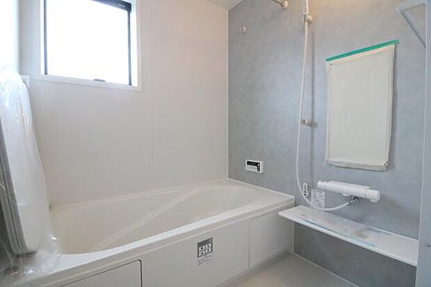 手足が伸ばせるゆとりのある浴槽、窓付きで湿気対策も◎