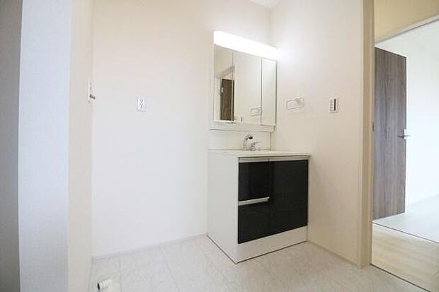 三面鏡裏に収納スペースあり！