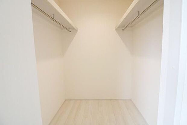 ウォークインクローゼットがあるお部屋♪季節ごとの入れ替えも不要で便利です♪