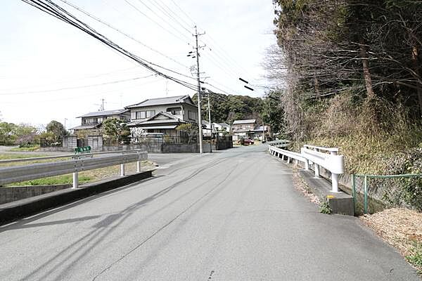 北側公道、幅員約6.0ｍ。