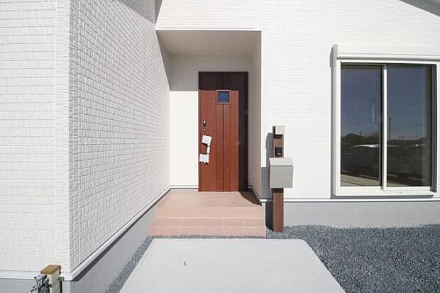 TVモニターホンや、ポストがついた門柱。