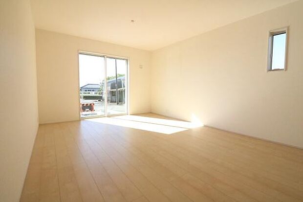 太陽の光が差し込むとっても明るいリビング!思わず微笑みたくなる居心地の良さ。