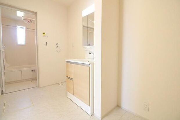 嬉しい三面鏡付き。朝の支度もストレスなくできますね♪