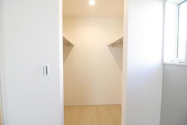 ウォークインクローゼットがあるお部屋♪季節ごとの入れ替えも不要で便利です♪