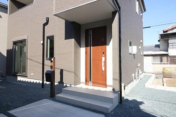 玄関外側の様子、屋根・玄関照明付きです♪