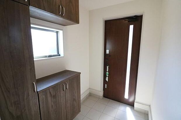 シューズボックス付きの玄関です。飾り棚として装飾も可能になっています♪