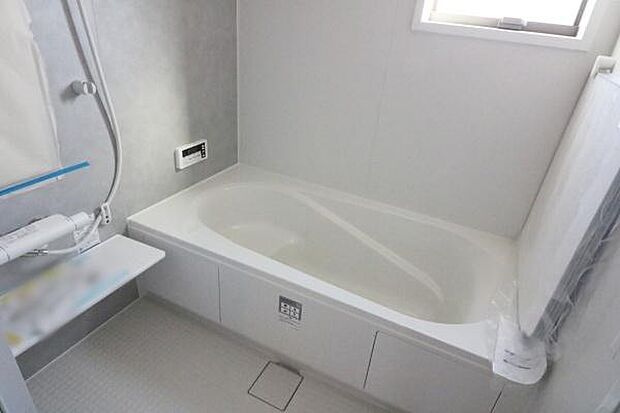窓付きのユニットバスの様子
