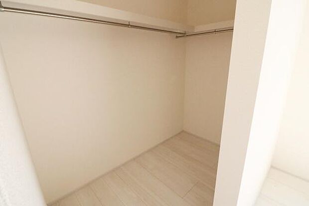 洋室6.38帖のウォークインクローゼットの様子たっぷり収納スペース♪