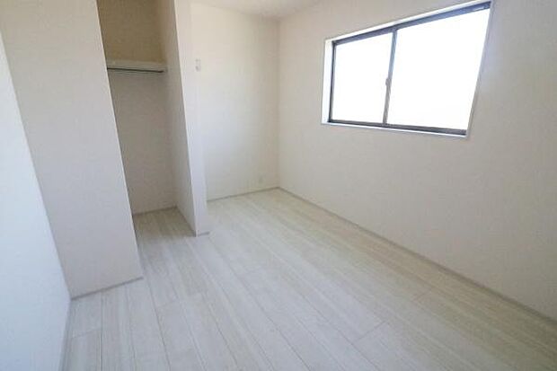 洋室5.16帖の様子ウォークインクローゼット付き!