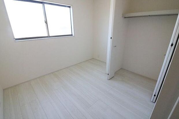 洋室4.69帖の様子クローゼット付き!