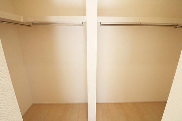 洋室6.13帖のウォークインクローゼットの様子たっぷり収納できます！