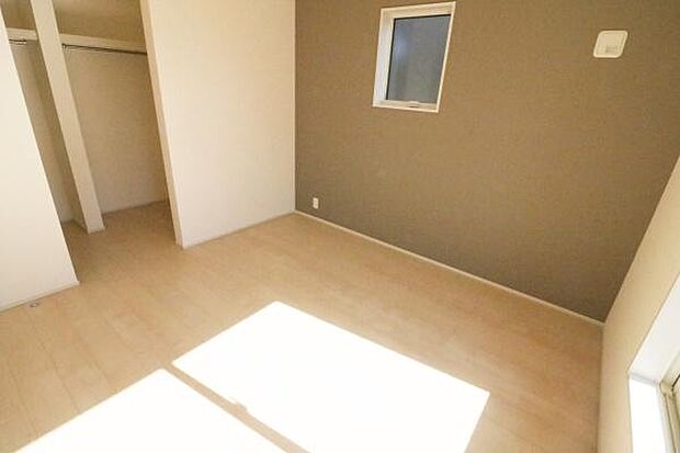 洋室6.13帖、ウォークインクローゼット付き！バルコニーもあります♪