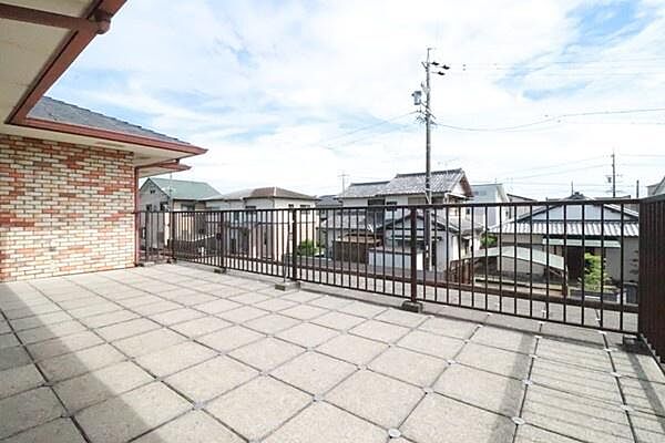 広さ・日当たりばっちりなバルコニー！洗濯物はもちろん、布団やシーツを干すスペースも十分にあります。