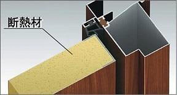 同住宅メーカーの分譲住宅、施工例です。玄関の断熱ドア。断熱枠＋断熱パネルドア＋複層ガラスを採用。部屋を快適に心地良くし冷暖房費の節約にもつながります。