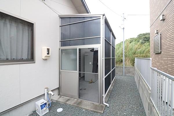 勝手口からも出入りできるユーティリティー洗濯干場にご利用できます