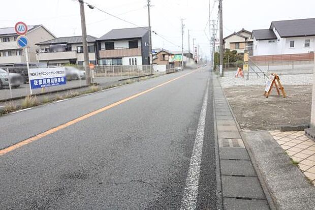 南側から撮影した道路の様子
