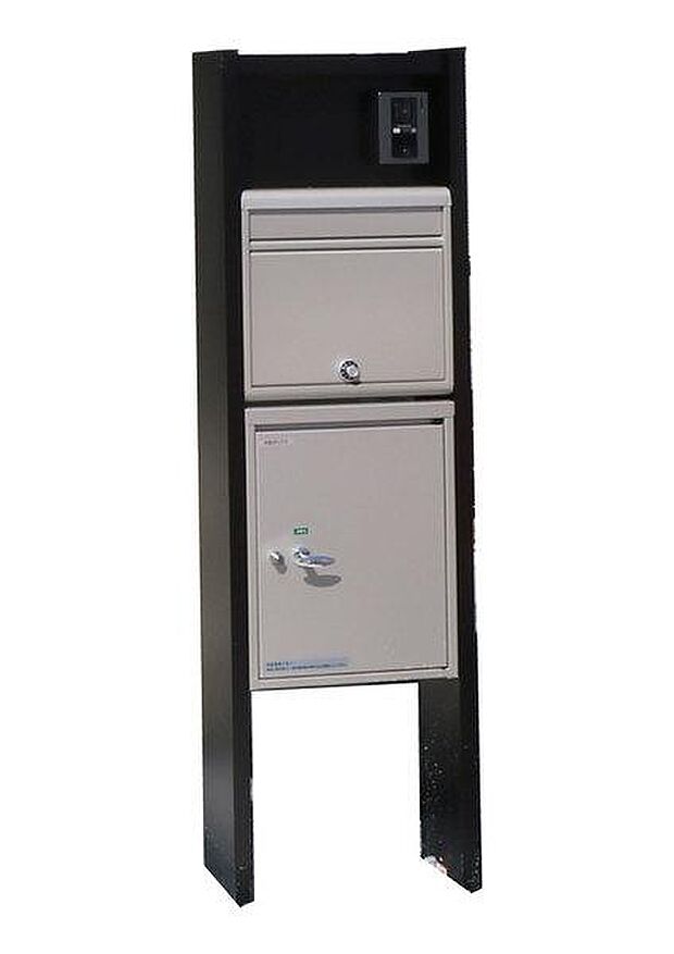 玄関前にオリジナル門柱がついてきます。宅配ボックスつき。