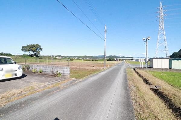 南側からの前面道路の様子