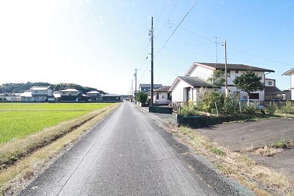 北側からの前面道路の様子
