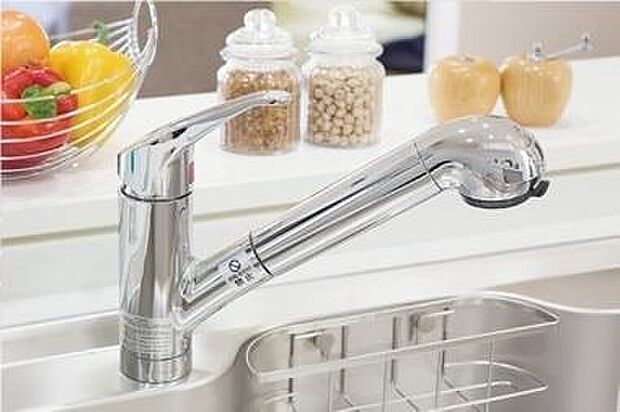 同住宅メーカーの分譲住宅、施工例です。引出し式のハンドシャワーヘッドに、手元で浄水と原水の切り替えができる浄水器を内蔵した水栓です。