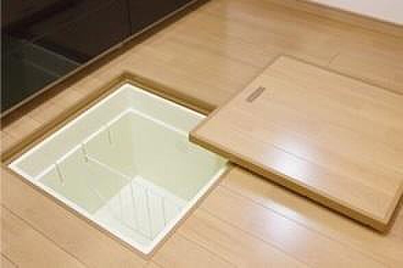 同住宅メーカーの分譲住宅、施工例です。1階床下の点検口を兼ねた収納庫は深型タイプ。