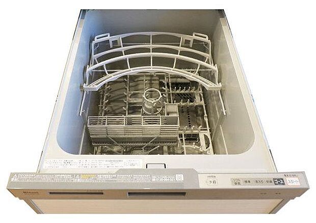 同仕様写真。システムキッチンにビルドインタイプの食器洗浄乾燥機を設置しています。手荒れが気になる方にうれしい設備です。