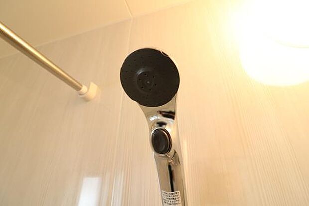 同仕様写真。ボタンを押してシャワーのお湯をとめられます。節水につながります。