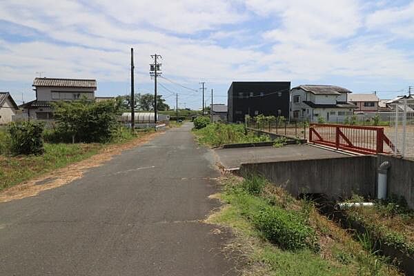 北側からの前面道路です。前面道路は約7メートルあります。