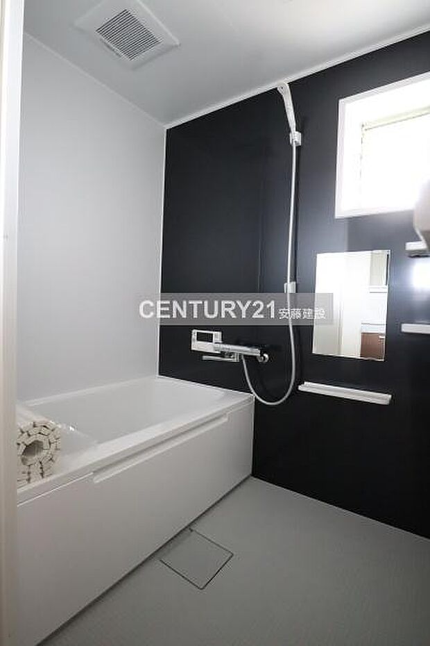 【　浴室　/　Bathroom　】ゆとりある広さの浴室は、窓があり換気もばっちりできます！