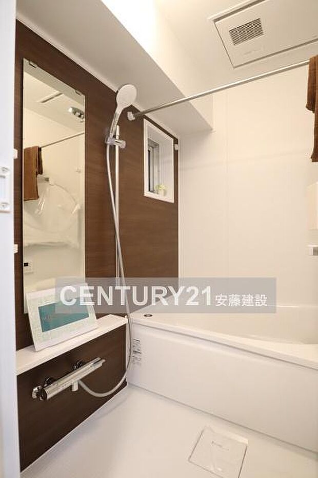 【　浴室　/　Bathroom　】ホテルのような上質なデザインのシステムバス。ホスクリーン・浴室乾燥が備わっており、雨の日でも室内部屋干し可能