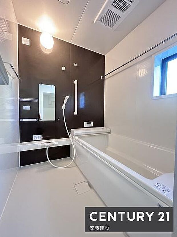 【　浴室　/　Bathroom　】たっぷりのお湯にゆったり浸かれそうな、清潔感ある浴室です。浴室暖房乾燥機が備わっており換気しやすく、冬場は過度な温度差を防げます