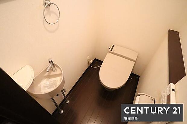 【　トイレ　/　toilet　】明るく清潔的なウォッシュレット付きトイレ棚・手洗い場完備で綺麗な空間を保てます！