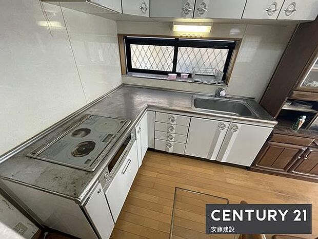 【　キッチン+食洗機　/　Kitchen　】スペースをしっかり確保した効率のよい作業動線のL字型キッチン窓があり、熱やにおいもこもりにくい設計