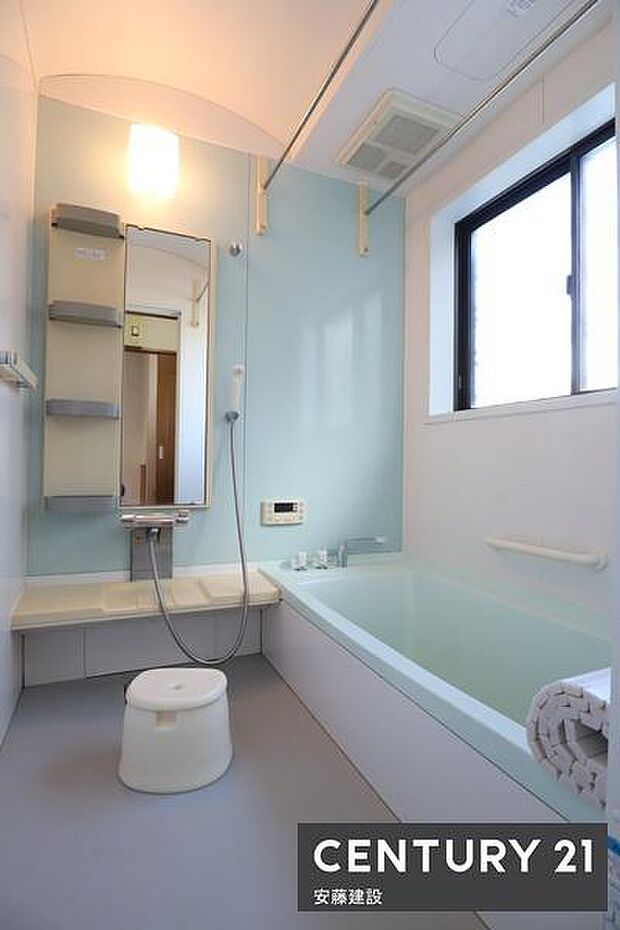 【　浴室　/　Bathroom　】たっぷりのお湯にゆったり浸かれそうな、清潔感ある浴室です。ホスクリーンが備わっており、雨の日でも部屋干し可能