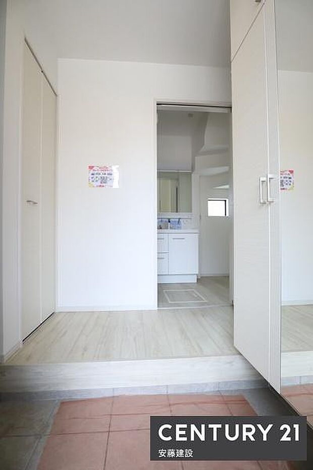 【　玄関+SIC　/　entrance　】白を基調とした清潔感あふれる玄関は、ゆとりある広さで帰宅・来客を心地よく迎えてくれます！