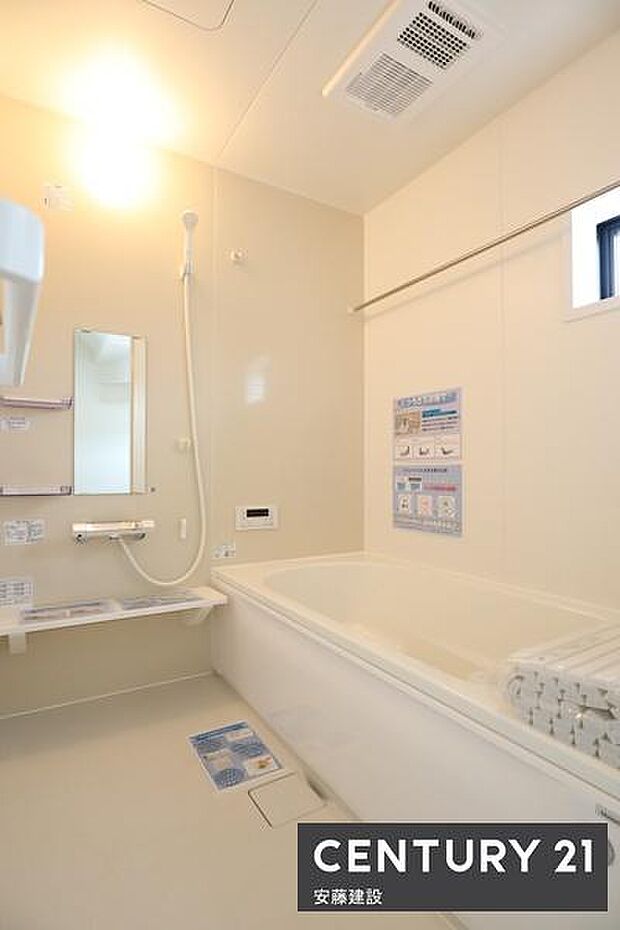 【　浴室　/　Bathroom　】たっぷりのお湯にゆったり浸かれそうな浴室です。浴室暖房換気乾燥機付き・窓付きでカビ対策にもなります。