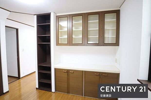【　食器棚　/　Kitchen　】収納スペースと作業スペースをしっかり確保できる食器棚完備！
