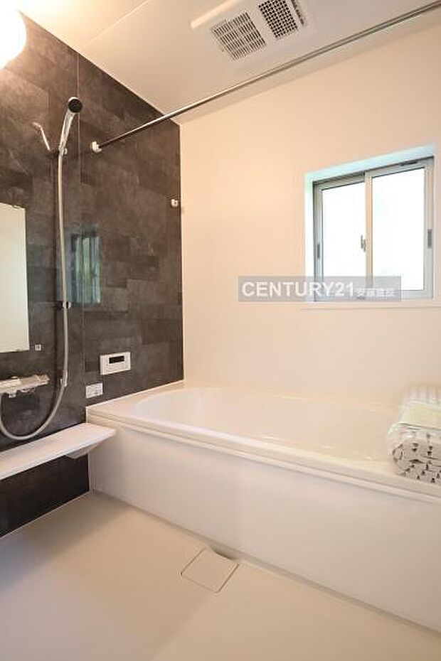 【　浴室　/　Bathroom　】ホテルのような上質なデザインのシステムバス。浴室乾燥機付きでカビ対策にもなります！