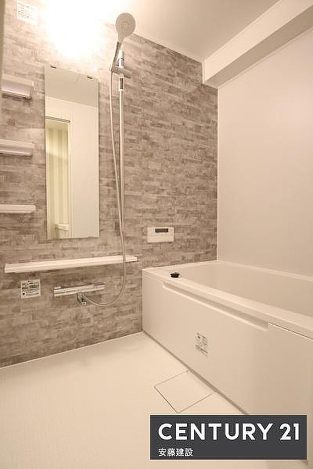 【　浴室　/　Bathroom　】たっぷりのお湯にゆったり浸かれそうな、清潔感のある浴室です。