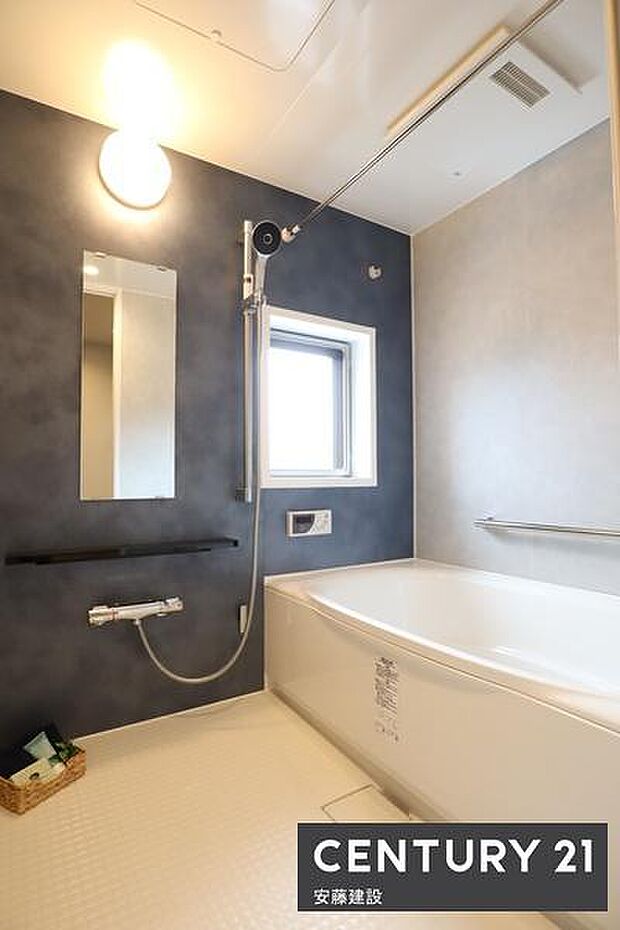 【　浴室　/　Bathroom　】たっぷりのお湯にゆったり浸かれそうな浴室です。浴室暖房換気乾燥機付き・窓付きでカビ対策にもなります。