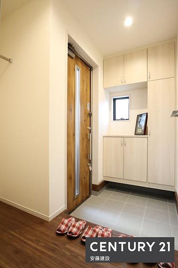 【　玄関+SIC　/　entrance　】白を基調とした清潔感あふれる玄関は、ゆとりある広さで帰宅・来客を心地よく迎えてくれます！
