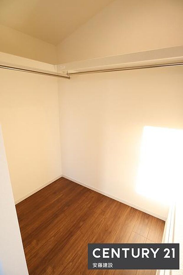 【　WIC　】2階洋室に備わったWICは、シーズンオフの衣類や家電などもしっかり収納できます。