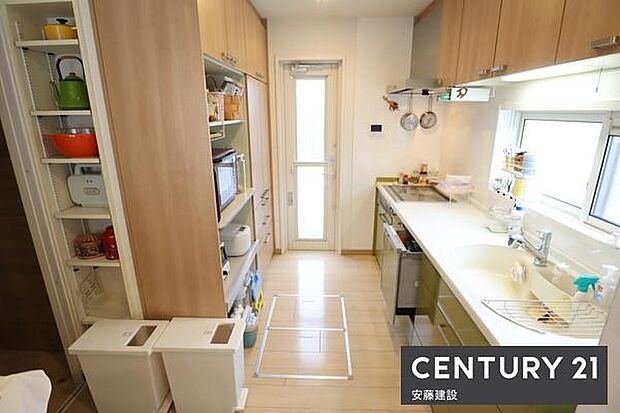 【　キッチン+食洗機　/　Kitchen　】収納スペースと作業スペースをしっかり確保したシステムキッチン！勝手口がありゴミの管理がしやすく、熱やにおいもこもりにくい設計